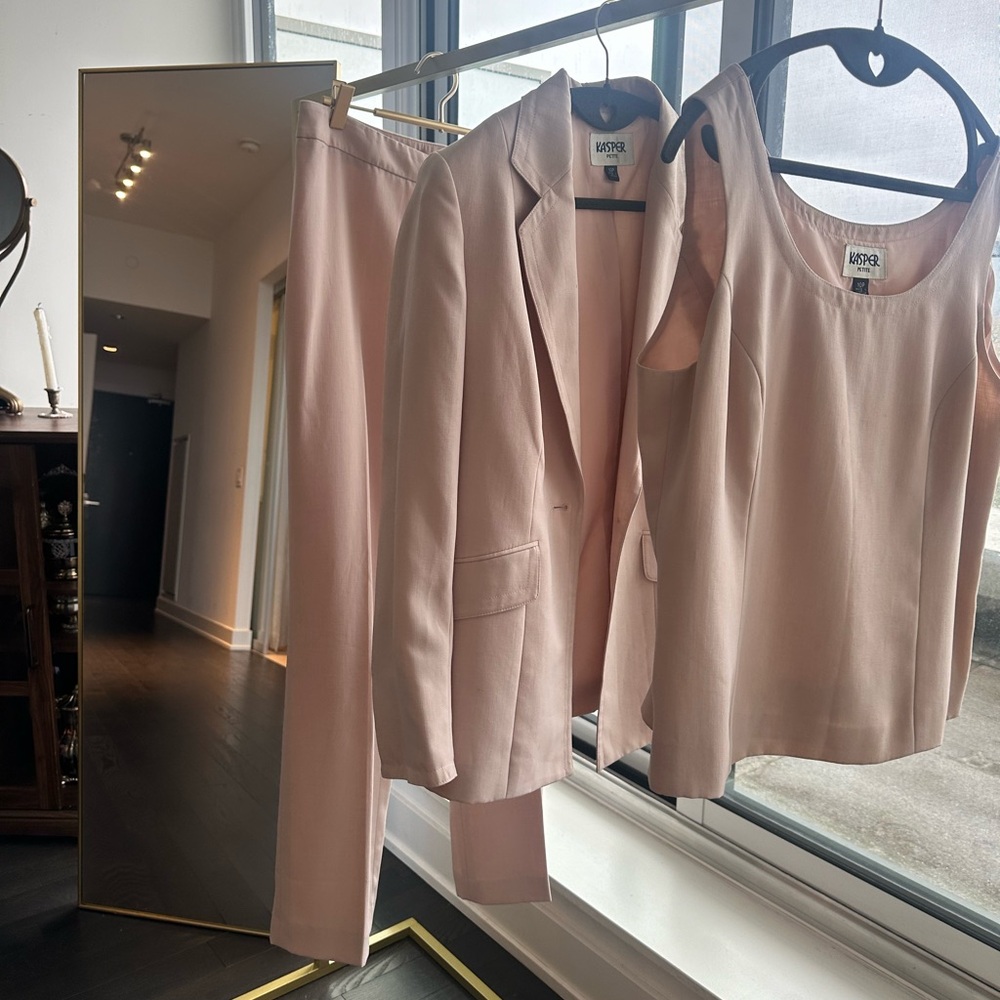 3 pieces suits (including top, bottom and blazer)